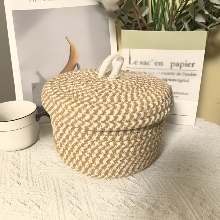 Corbeille ronde tressée en jute/coton avec couvercle, style boho, pour ranger bijoux et accessoires.