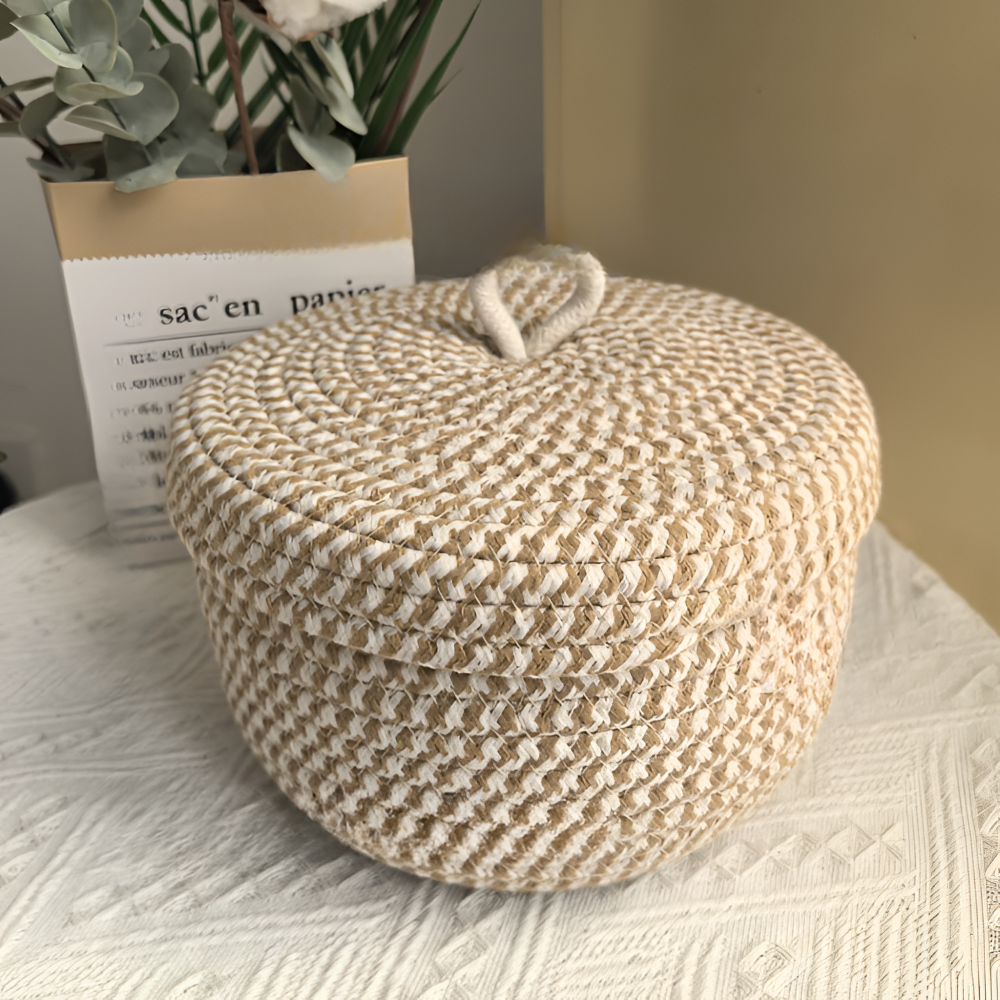 Panier organisateur rond bohème avec couvercle, idéal pour le rangement discret dans la maison.