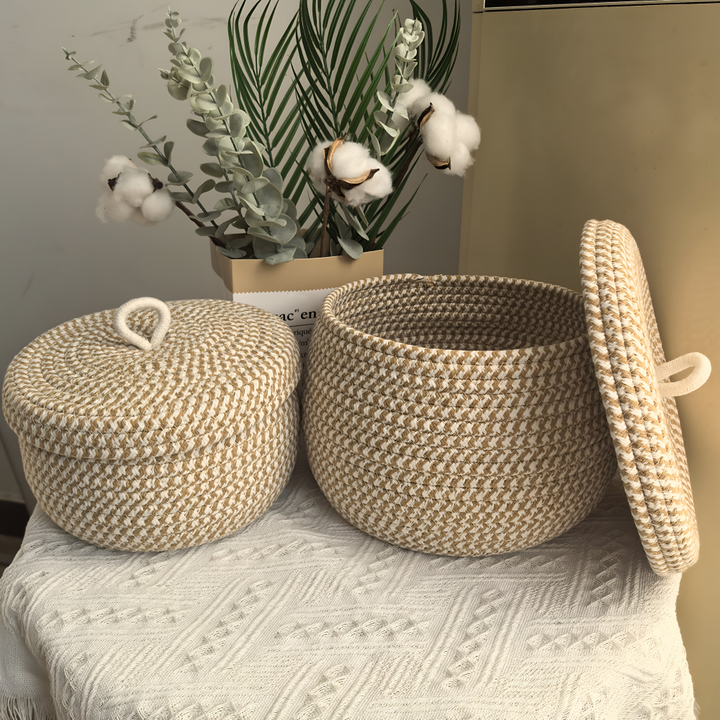 Panier organisateur rond style boho chic en jute et coton, avec couvercle, pour un rangement élégant.