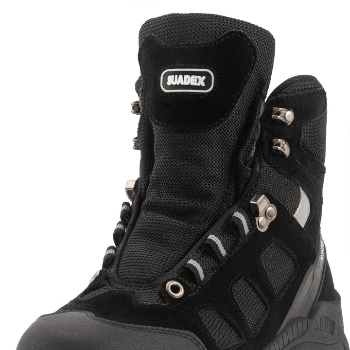 Bottes de travail robustes avec embout en acier, parfaites pour les environnements exigeants.