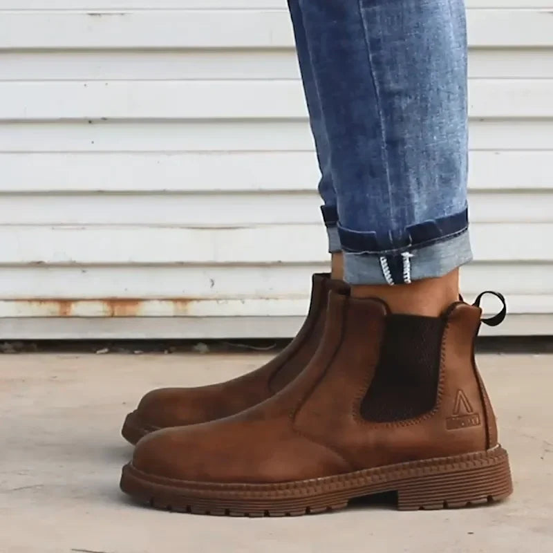 Bottes de chantier noires pour hommes, imperméables et résistantes, avec embout acier pour une sécurité optimale.