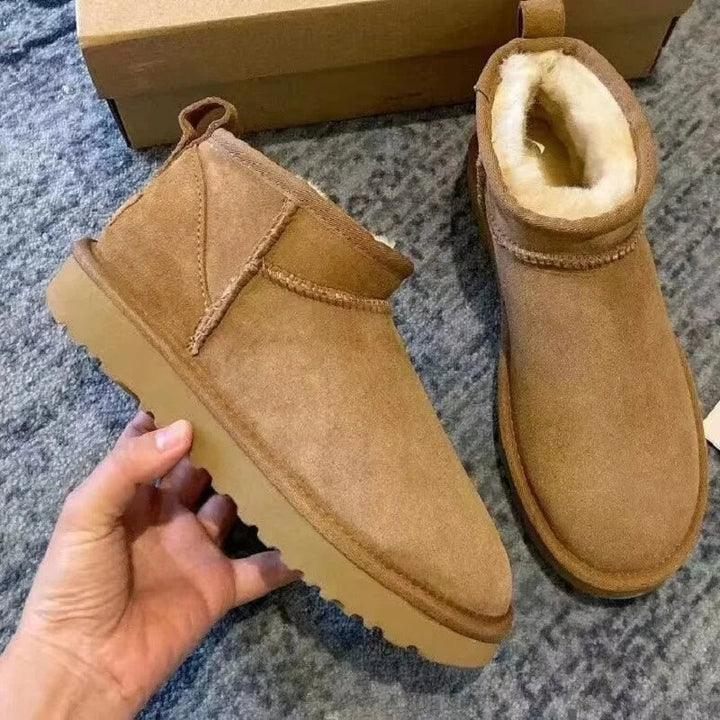 Chaussures hivernales fourrées pour femmes, bottines suédine antidérapantes, assurant chaleur et confort sur neige.