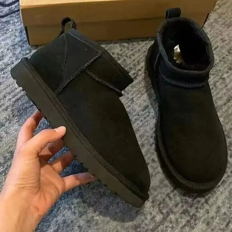 Détail des bottines d'hiver fourrées, intérieur chaud et douillet, suédine élégante pour femmes, confort garanti.
