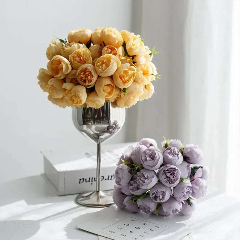 Texture soyeuse des pivoines artificielles, bouquet floral romantique pour une décoration durable.