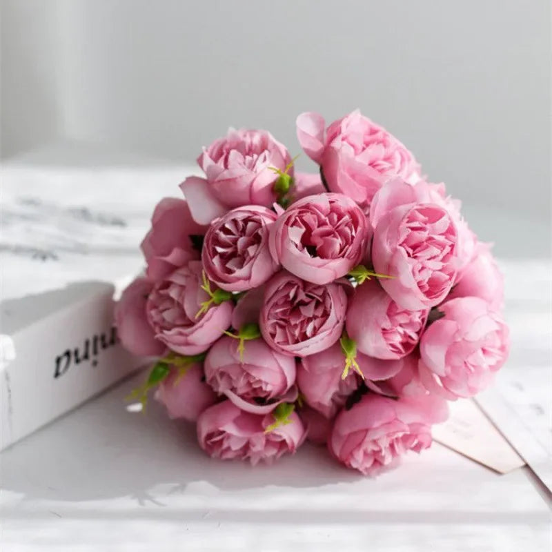 Superbe bouquet de pivoines en soie, idéal pour ajouter une touche romantique à toute décoration intérieure.