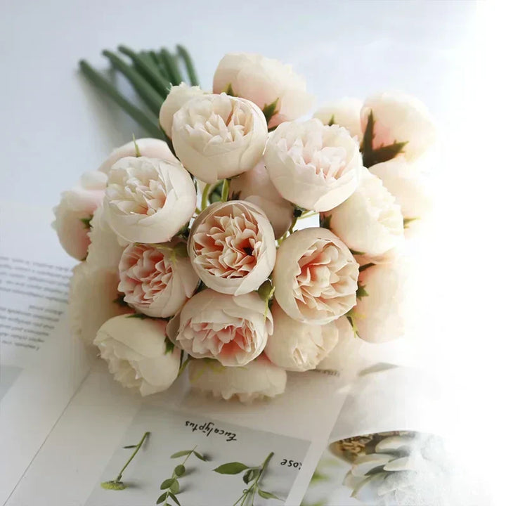 Élégant bouquet de pivoines en soie, fleurs artificielles parfaites pour une décoration florale raffinée.