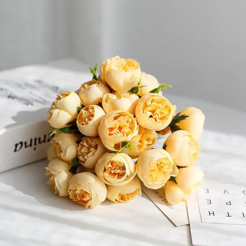 Grand bouquet de pivoines en soie, idéal pour une déclaration florale audacieuse lors d'événements.