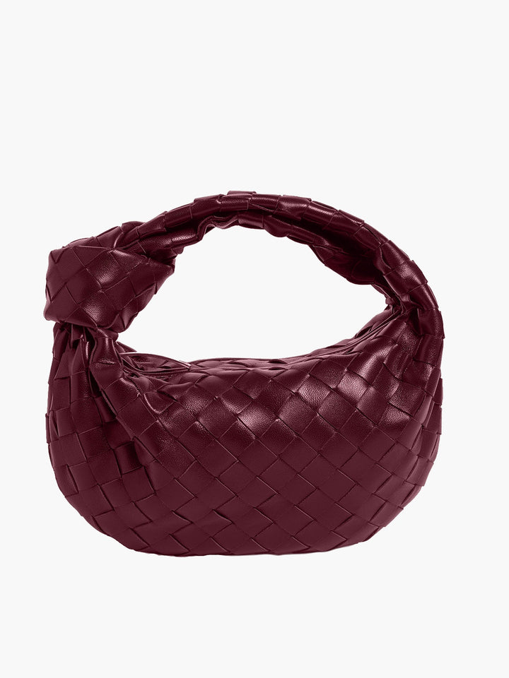Mini sac tressé femme porté, vue d'ensemble. Montre son adaptation à différents styles mode.