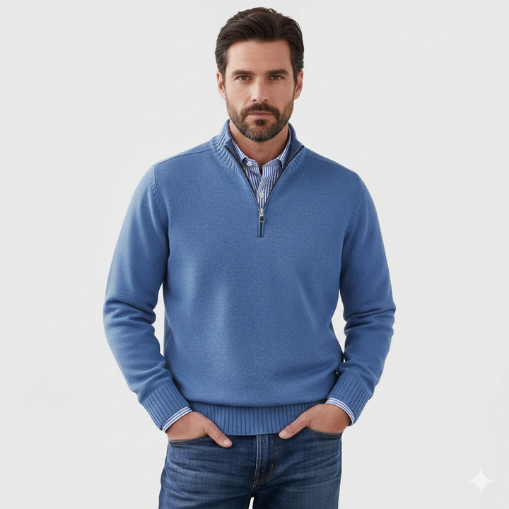 Profil d'un homme portant le pull Quarter-Zip. Coupe régulière flatteuse, vêtement doux et respirant pour confort optimal.
