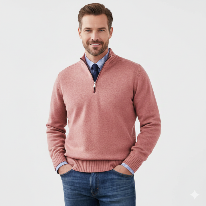 Pull Quarter-Zip homme plié, montrant sa qualité. Chandail élégant et confortable, basique pour toute garde-robe masculine.
