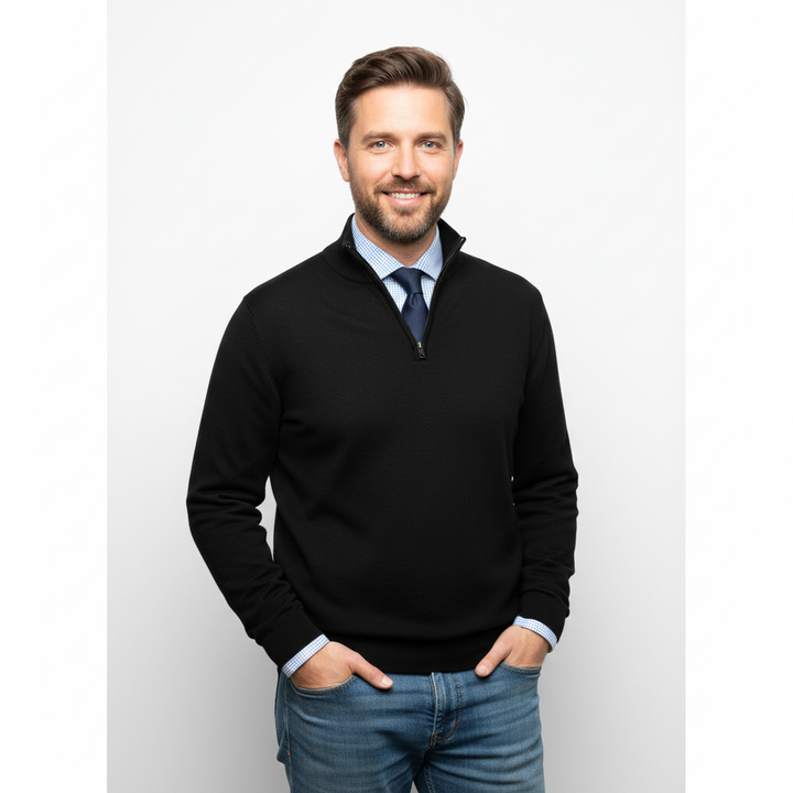 Homme portant un pull Quarter-Zip confortable et stylé. Chandail basique parfait pour les loisirs et la mode masculine.