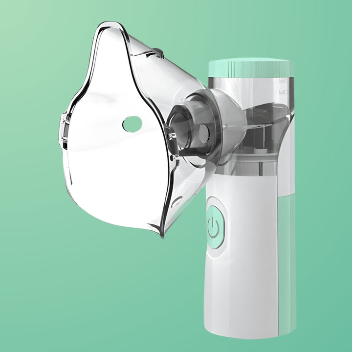 Enfant utilisant un nébuliseur portable compact pour asthme, facile à manipuler pour le bien-être respiratoire.