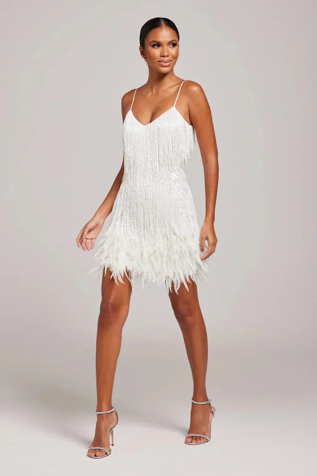 Robe cocktail femme élégante à franges, coupe ajustée, idéale pour soirées et événements glamour chic.