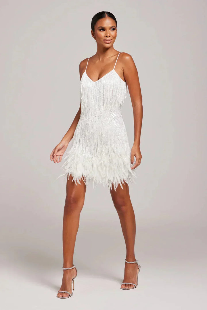 Robe cocktail femme élégante à franges, coupe ajustée, idéale pour soirées et événements glamour chic.