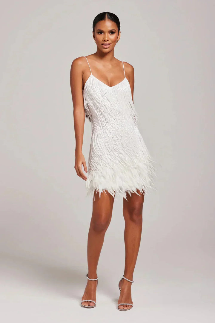 Robe mini femme tendance, franges glamour, coupe ajustée flatteuse, style chic pour la mode soirée.