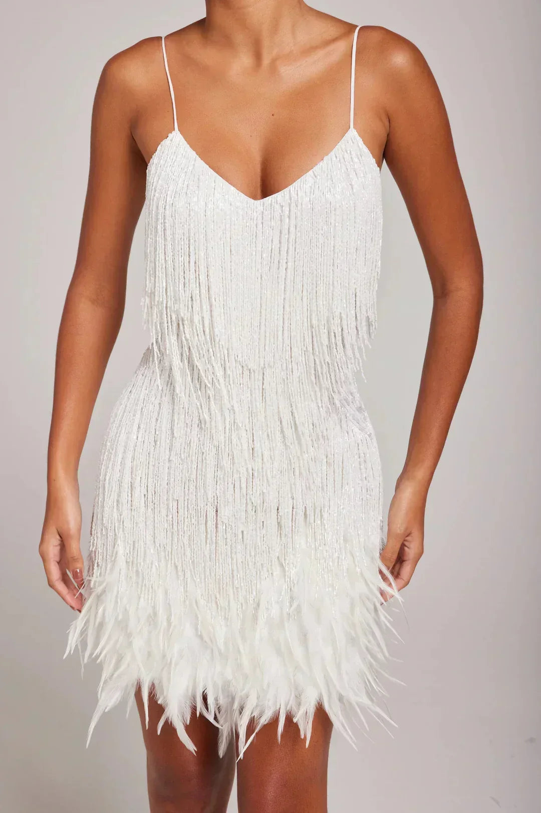 Robe mini femme glamour à franges, coupe ajustée, parfaite pour le mouvement et les soirées tendance.