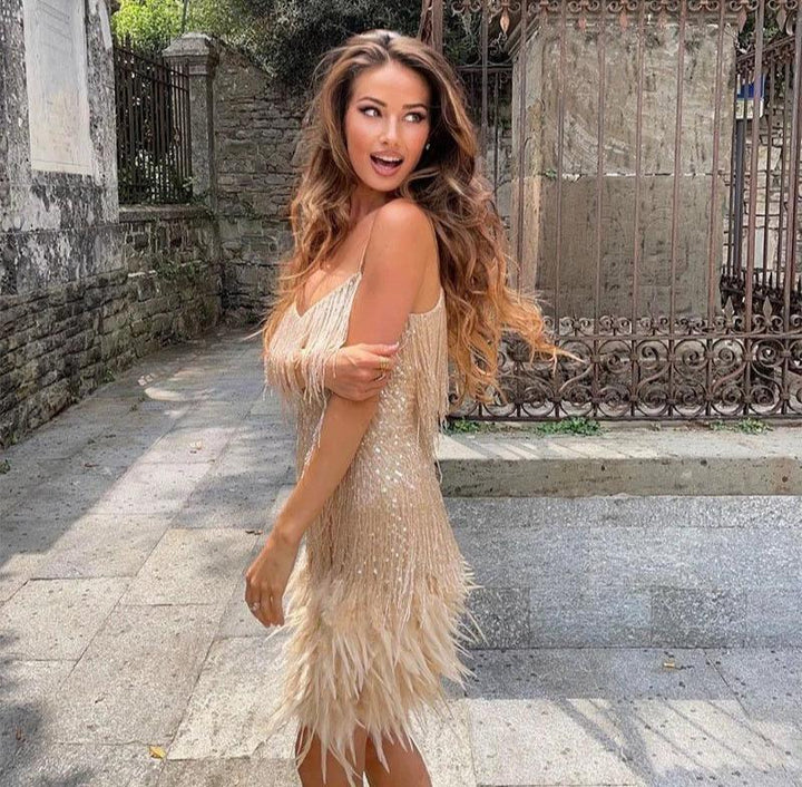 Robe mini femme élégante à franges, coupe ajustée, idéale pour cocktail, soirée chic et événement glamour.
