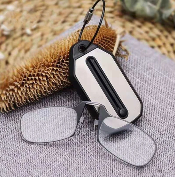 Personne lisant avec des lunettes de lecture ultra-compactes, l'accessoire quotidien pratique et discret.
