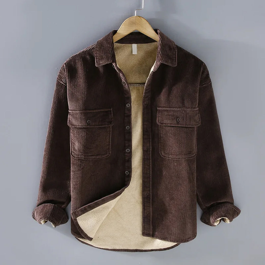 Essentiel hivernal : veste polaire côtelée classique pour homme, alliant style et chaleur.
