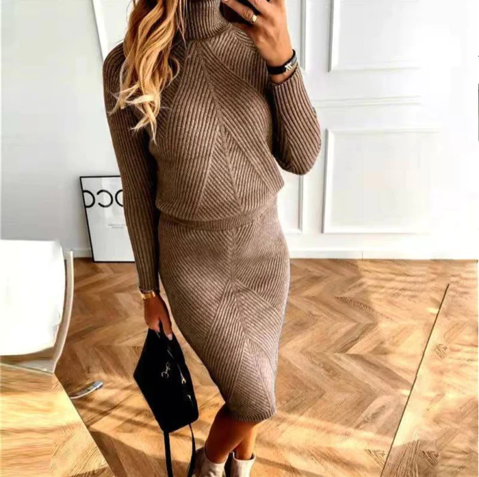 Robe tricotée femme, col montant, longueur midi, parfaite pour une élégance douillette cet hiver.