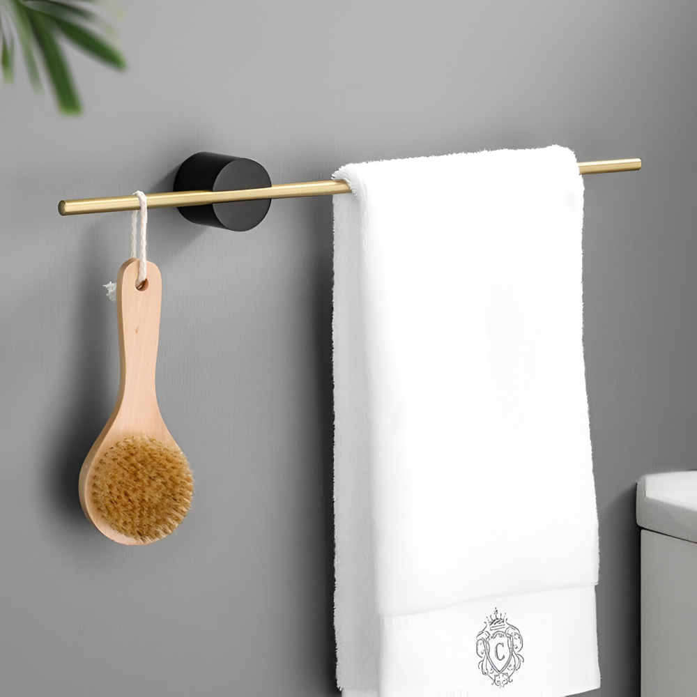 Porte-serviettes mural en aluminium brossé, design moderne pour salle de bain élégante et fonctionnelle.