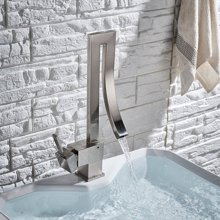 Robinet de lavabo minimaliste pour une salle de bain moderne, accentuant la propreté.