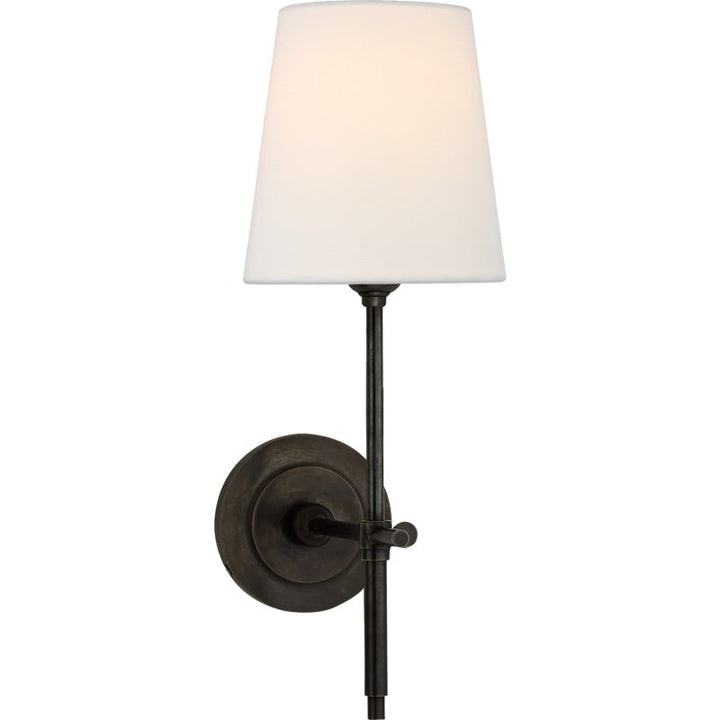 Luminaire mural noir, abat-jour tissu blanc. Crée une atmosphère chaleureuse et moderne dans le salon.