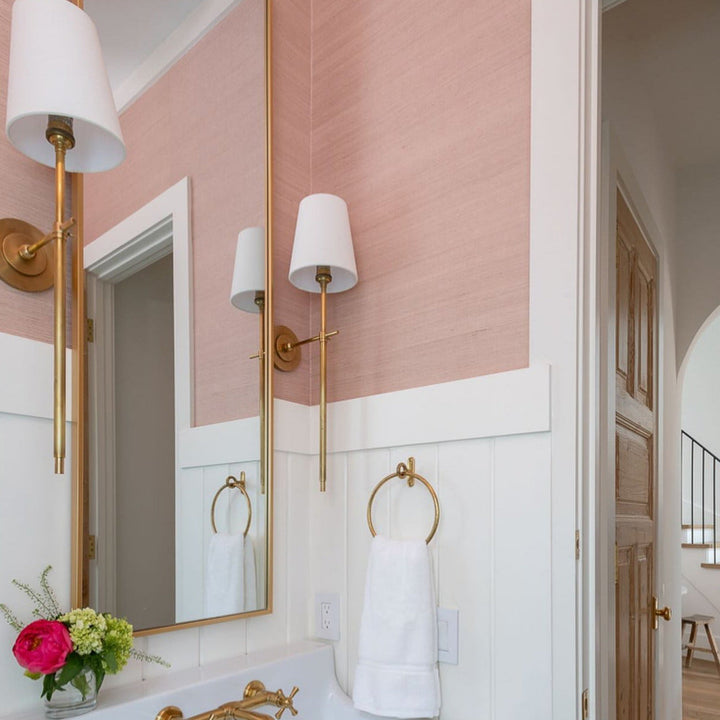 Luminaire mural sophistiqué, bras nickel, abat-jour tissu beige clair. Ambiance chaleureuse salon.
