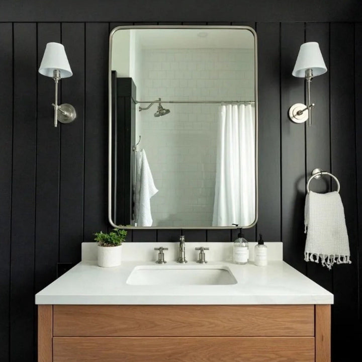 Lampe murale design minimaliste, bras métal noir, abat-jour tissu gris. Parfaite pour un intérieur moderne.