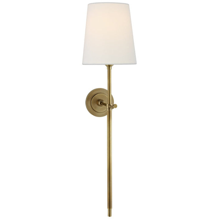 Luminaire mural moderne, bras laiton, abat-jour tissu beige. Lumière douce pour intérieur chic.