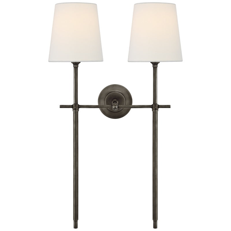 Lampe murale design, bras métal noir, abat-jour tissu gris clair. Idéale pour une lumière douce moderne.