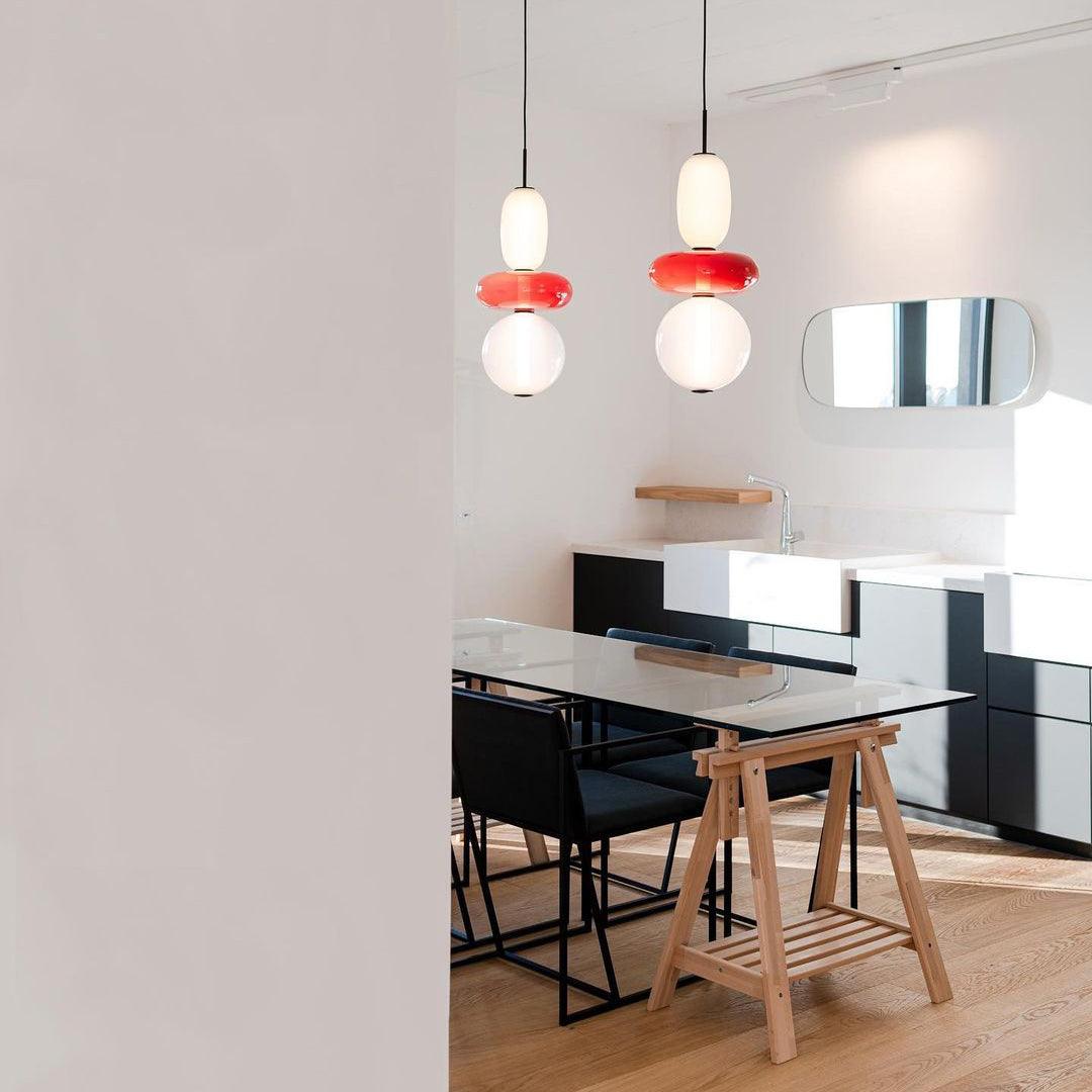 Suspension LED réglable, en verre pour cuisine, design contemporain.