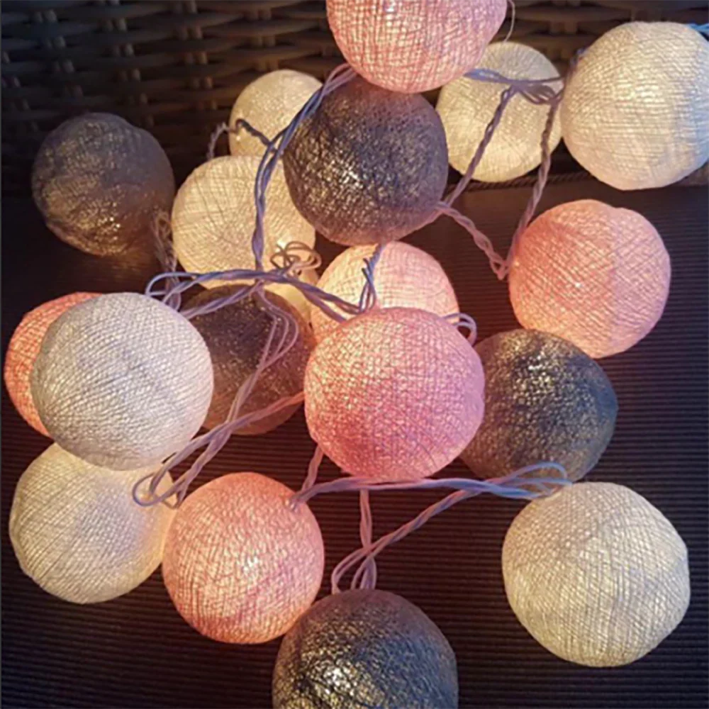 Guirlande lumineuse LED avec boules de coton, détail sur les couleurs vives.