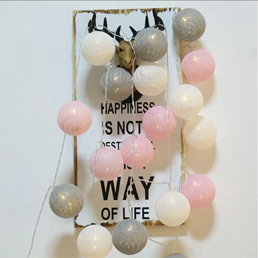 Guirlande lumineuse LED en boules de coton naturelles, déco eco-friendly et chic.