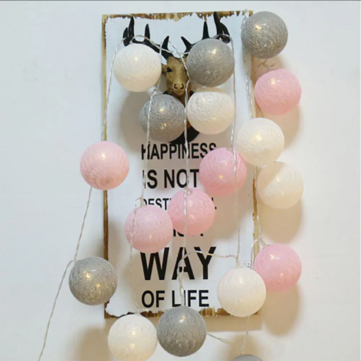 Guirlande lumineuse LED en boules de coton naturelles, déco eco-friendly et chic.