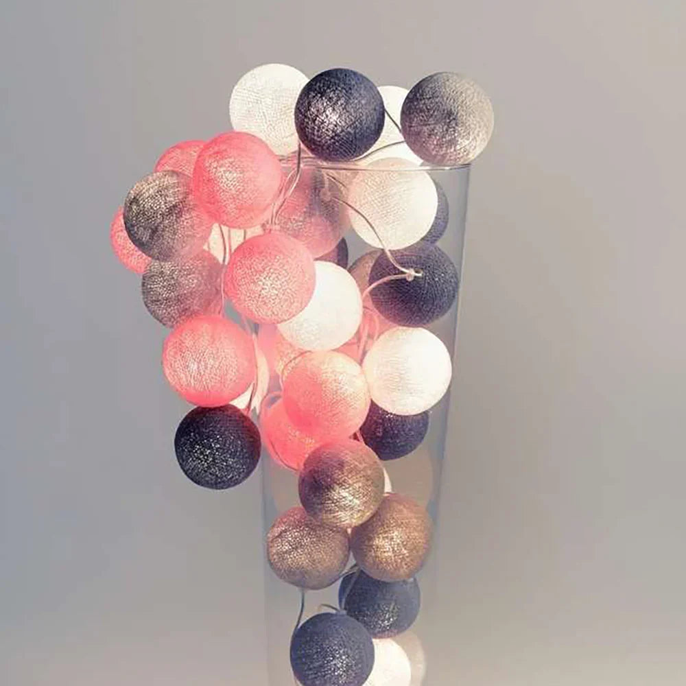 Création de guirlande lumineuse LED avec boules de coton de différentes tailles.