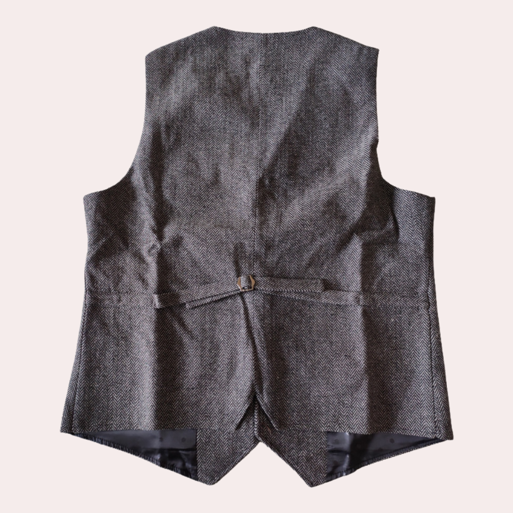 Gilet homme chic en tissu texturé, détails raffinés. Mode masculine tendance, look sophistiqué.