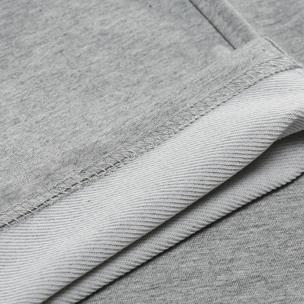 Pantalon de jogging homme, parfait pour un look décontracté ou sport, alliant légèreté et style moderne.