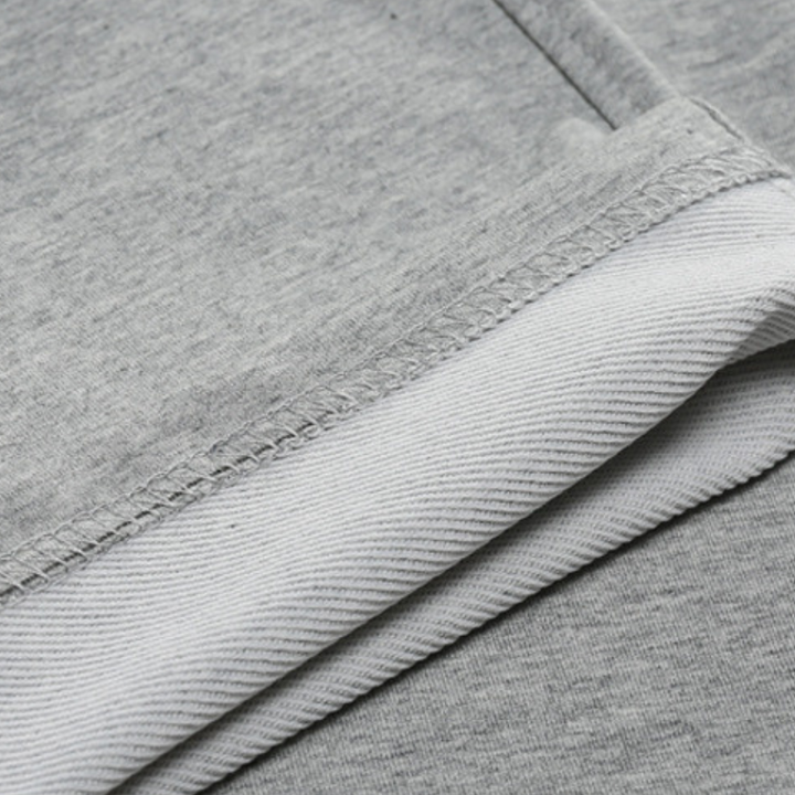 Pantalon de jogging homme, parfait pour un look décontracté ou sport, alliant légèreté et style moderne.