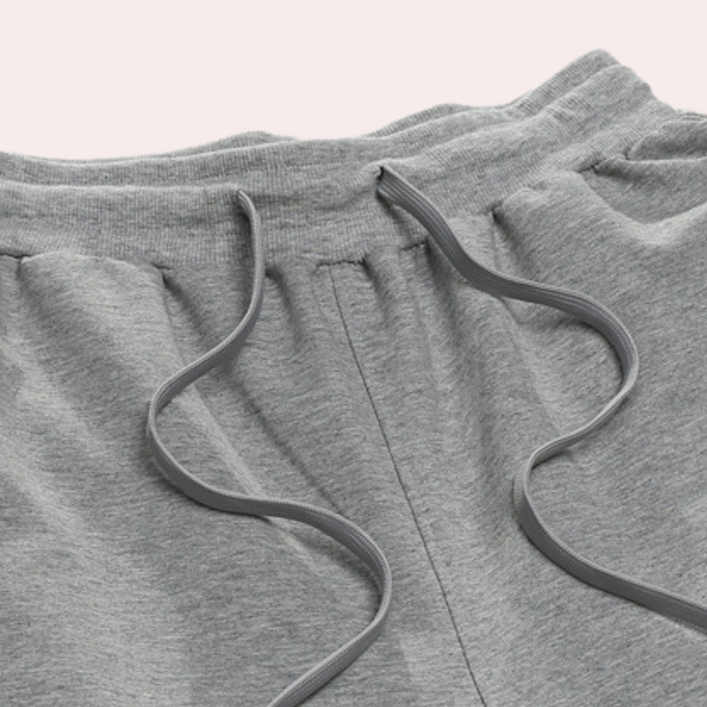 Vêtement homme: pantalon jogging léger, plié, prêt à l'emploi pour le sport, loisirs et style urbain.