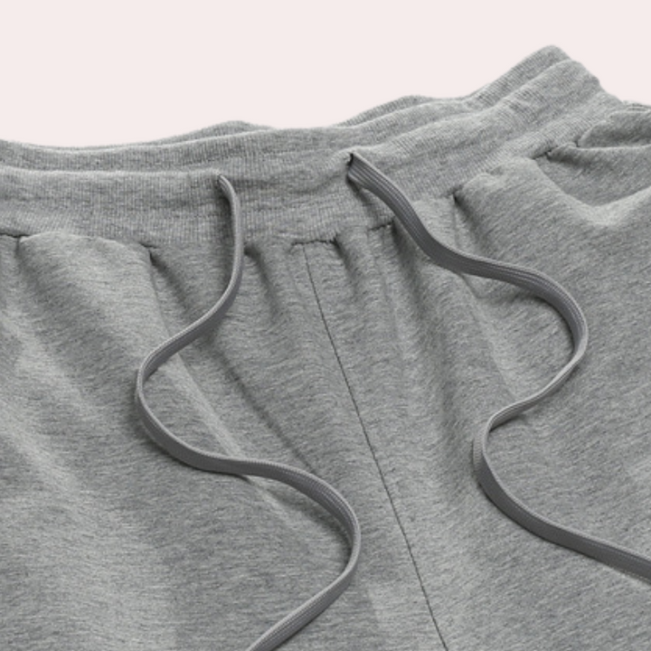 Vêtement homme: pantalon jogging léger, plié, prêt à l'emploi pour le sport, loisirs et style urbain.