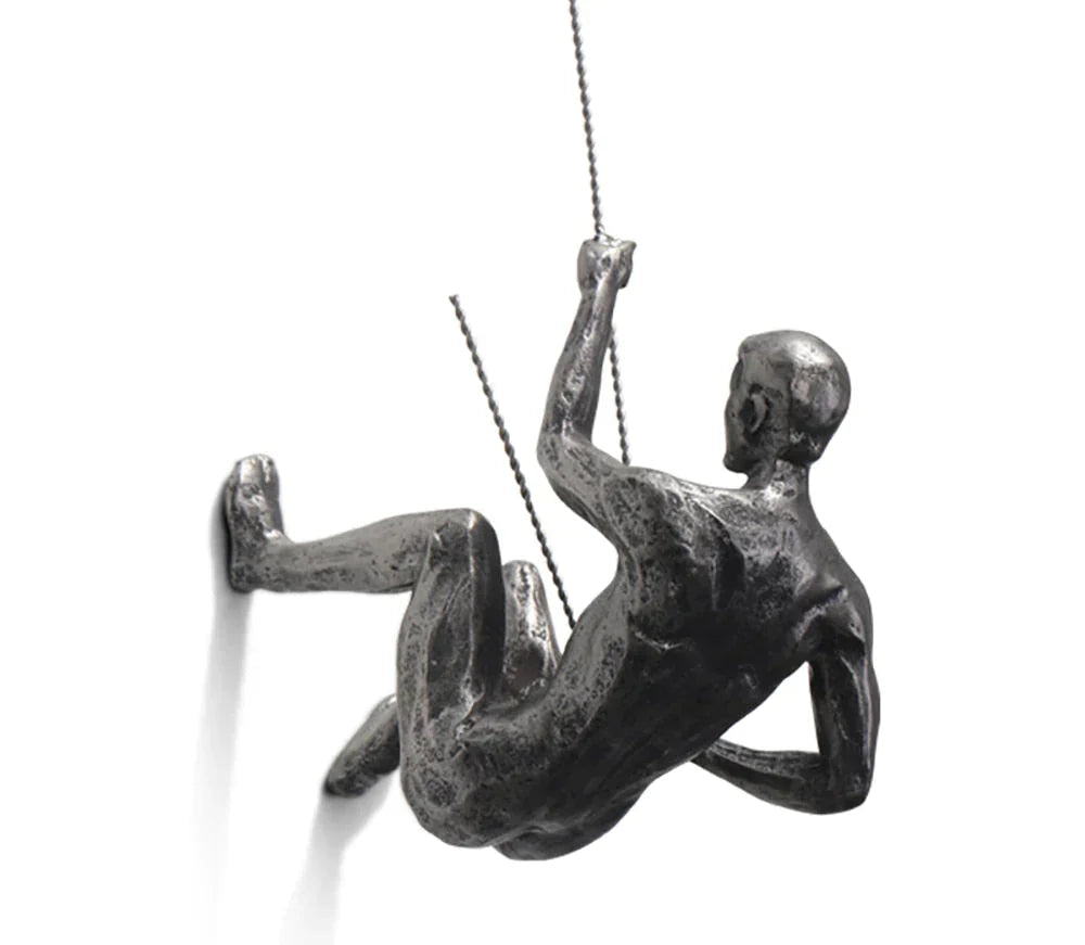 Sculpture murale homme escalade résine, art abstrait moderne pour décoration intérieure.