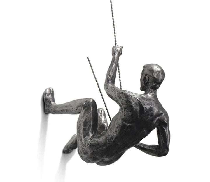 Sculpture murale homme escalade résine, art abstrait moderne pour décoration intérieure.