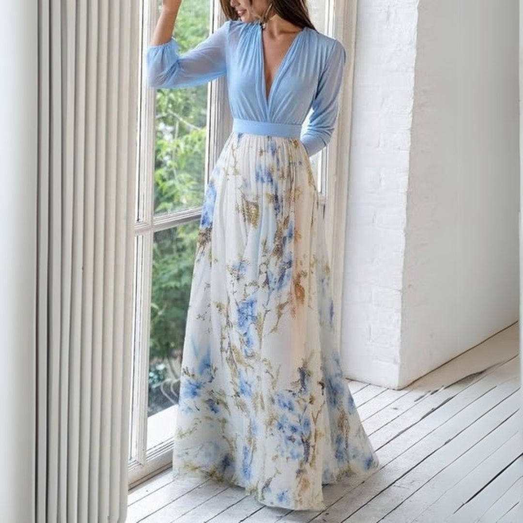 Maxi robe fluide femme à motifs floraux bleus, parfaite pour les vacances estivales ou une soirée décontractée.