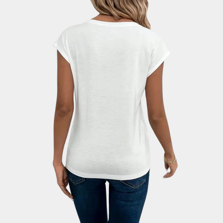Image d'un t-shirt femme Nahla à col V. Coupe aérée, offrant un confort optimal et décontracté pour chaque jour.