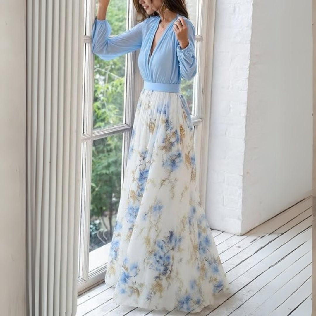 Robe longue femme estivale en tissu fluide bleu ciel avec délicat imprimé fleuri, pour un look élégant et aérien.