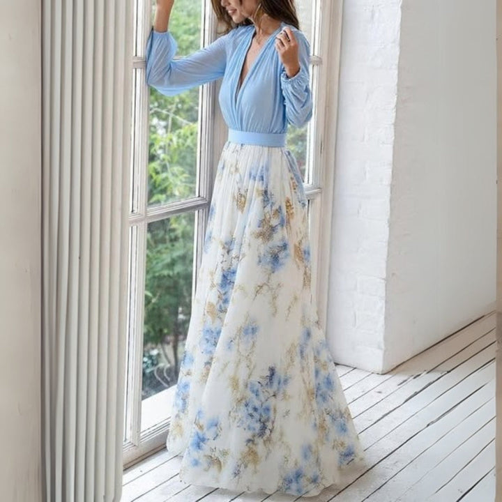 Robe longue femme estivale en tissu fluide bleu ciel avec délicat imprimé fleuri, pour un look élégant et aérien.