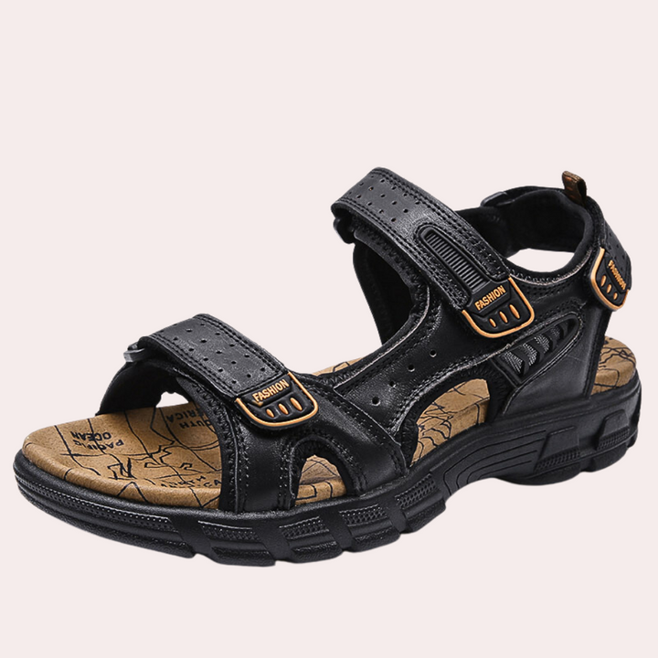 Sandales homme confortables et robustes, avec semelle antidérapante pour une marche sécurisée en été.