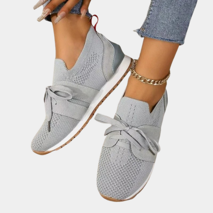 Détail des baskets femme Liva, matière respirante pour un confort optimal et un look tendance.