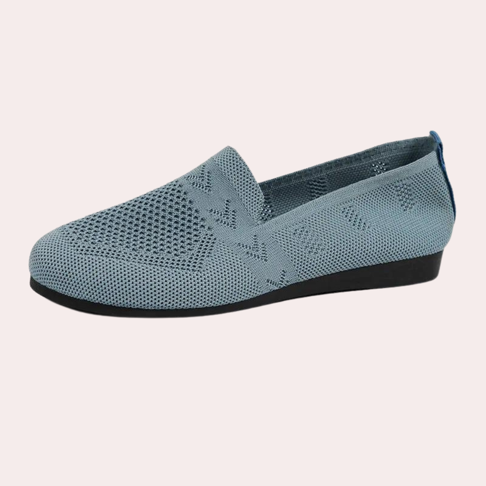 Paire de mocassins confort femme, couleur neutre, pour un style intemporel. Chaussures plates légères et respirantes.